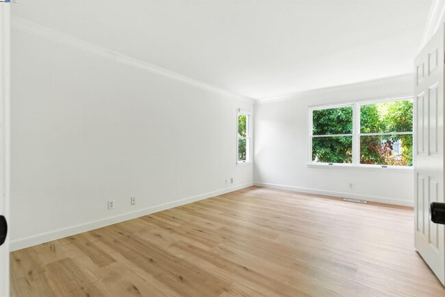 Building Photo - 560 Centre Ct