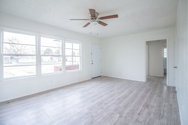 Building Photo - Updated 2 bed 1 bath home