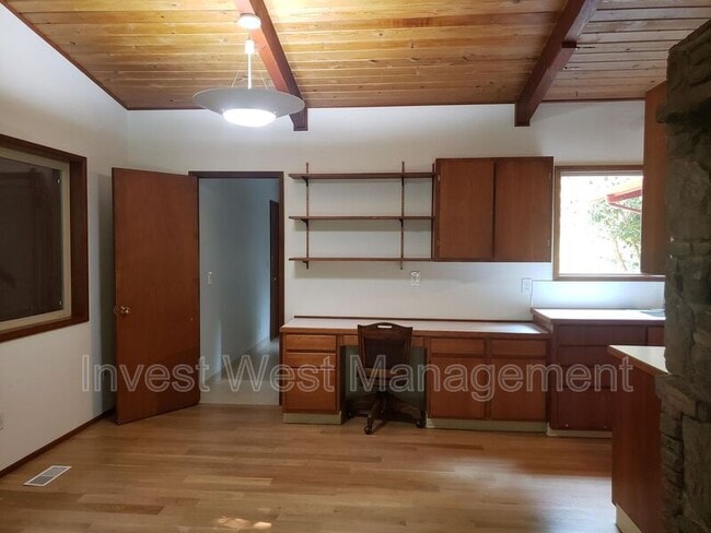 Building Photo - 5916 NW Bernie Dr