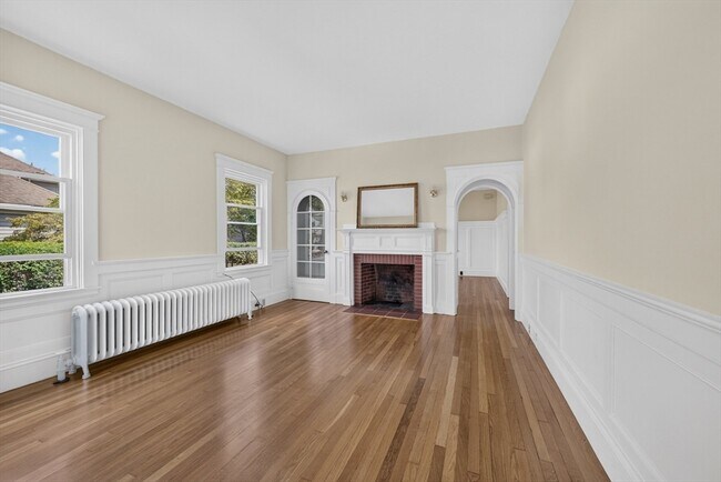 Building Photo - 370 Maple St