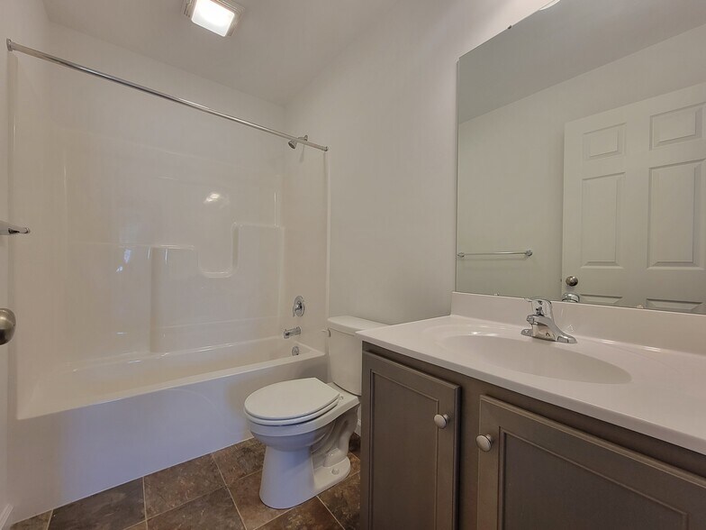 Building Photo - 122 Robert Cir