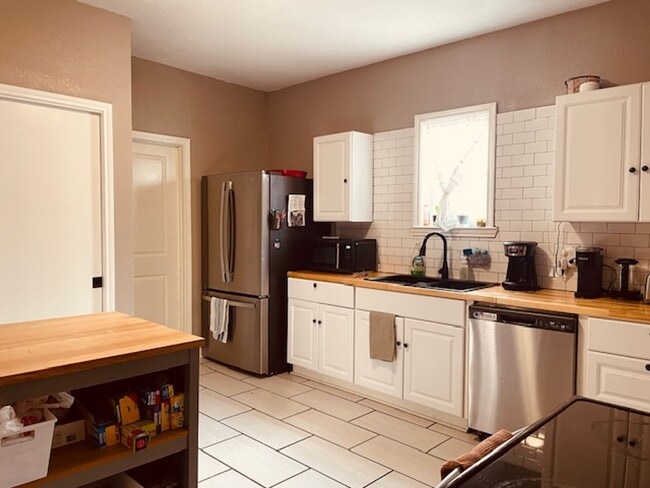 Building Photo - Lovely 3 Bedroom, 2 Bath Bungalow in the H...