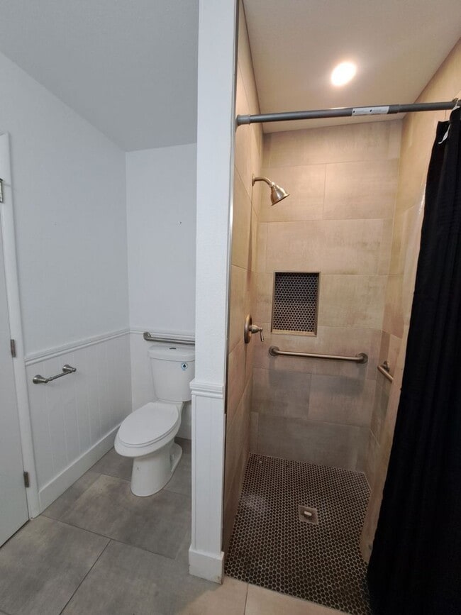 Building Photo - Beautiful 6-Bedroom Home with Pool & Outdo...