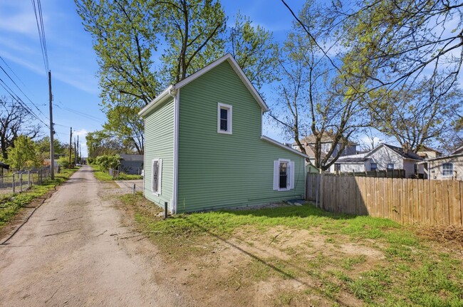 Building Photo - Cozy & Modern 1-Bed, 2-Bath Tiny Home – Renovated in Columbus!