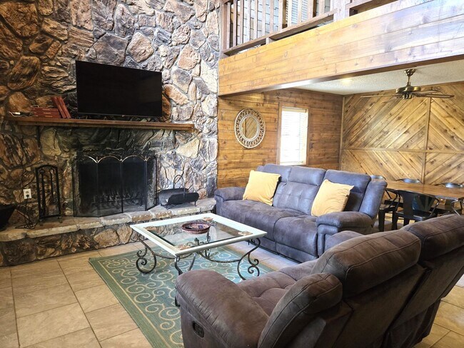 Building Photo - Large Three Bedroom Home Close To Midtown ...