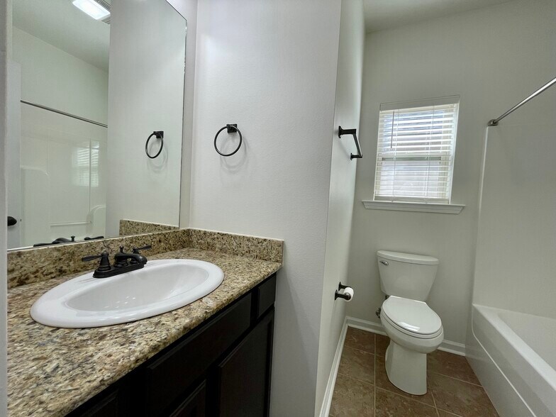 Building Photo - 15452 Oakstone Dr