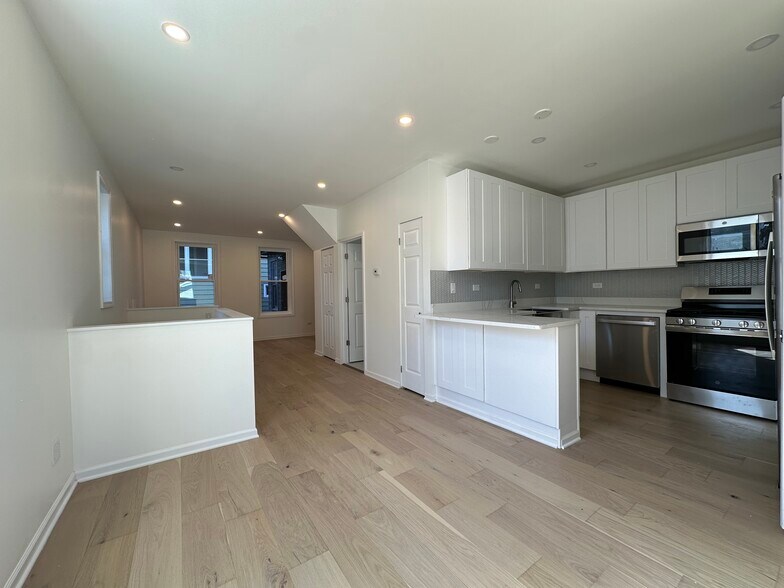Building Photo - 2045 N Damen Ave