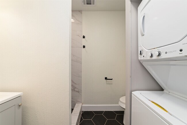 Building Photo - 714 E 43rd St