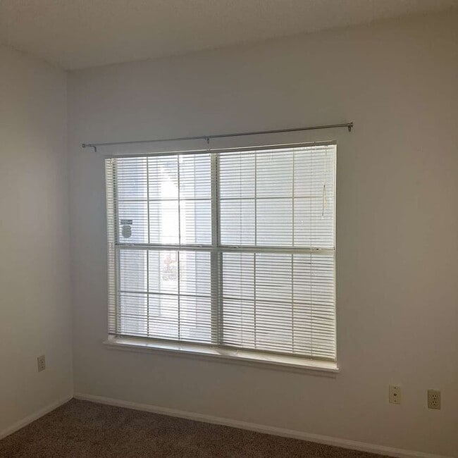 Building Photo - Lovely 2-Bedroom Condo with Modern Comfort...