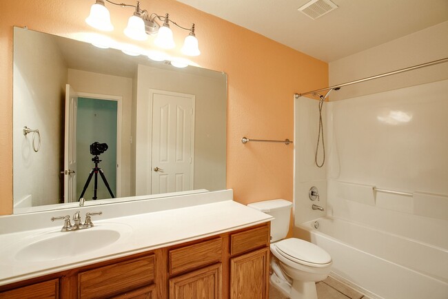 Building Photo - 4 bed Golf community for lease!