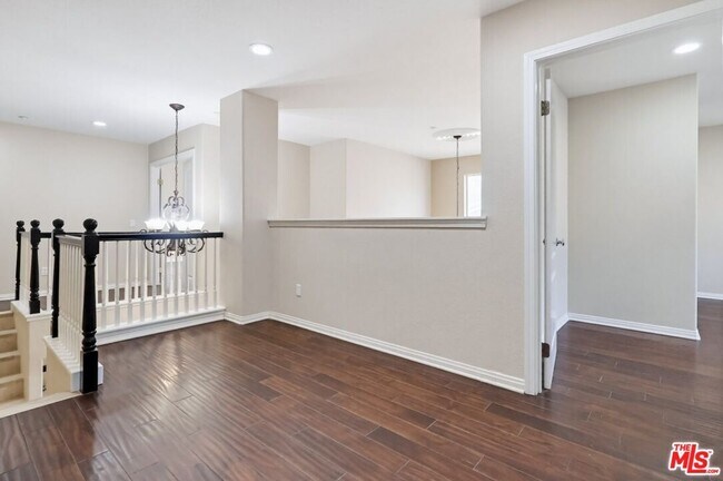 Building Photo - 5187 Knollwood Way