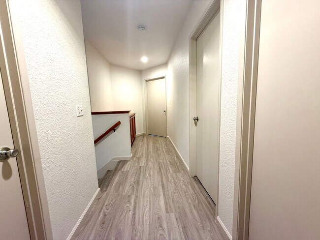 Building Photo - Beautiful 2 Story 4 Bedroom 2.5 Bath Home ...