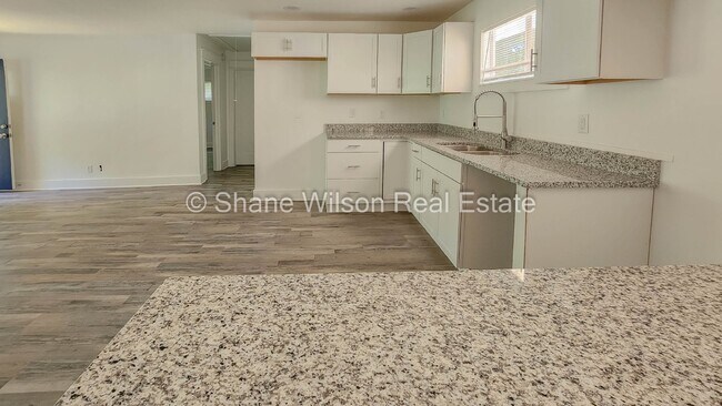 Building Photo - Move in special! 1/2 off the first month's rent!   Recently renovated 3 BR/ 1 BA home.  Big front...