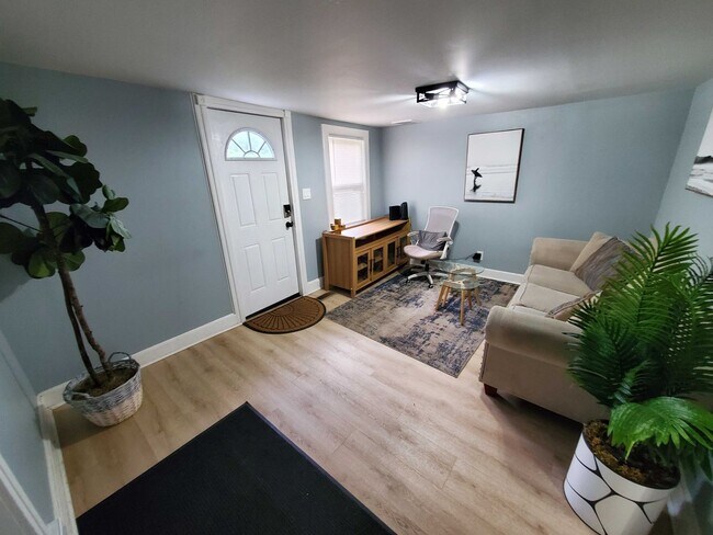 Building Photo - Fully Furnished 3BR Home with Garage & Large Yard – Move-In Ready!