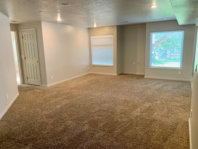 Building Photo - Large Home with Fully Fenced Yard