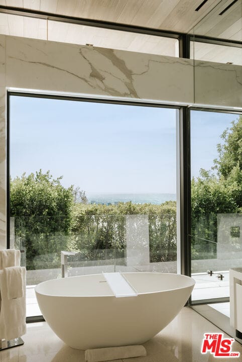 Building Photo - 1536 Blue Jay Way