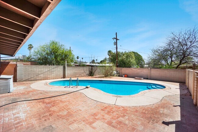 Building Photo - Eastside home- 4 bedroom/ 2 bathrooms, poo...