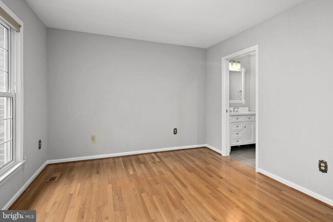 Building Photo - 2514 S Walter Reed Dr