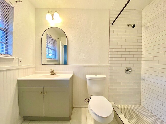 Building Photo - Large 2 Bed 2 Bath off NW 63rd & N. Villa ...