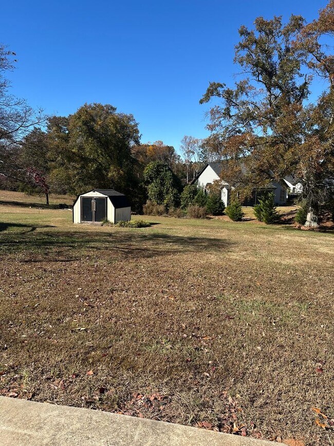 Building Photo - HOME AVALIABLE FOR RENT ON 2 ACRES!