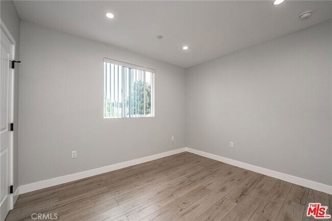 Building Photo - 433 W Gage Ave