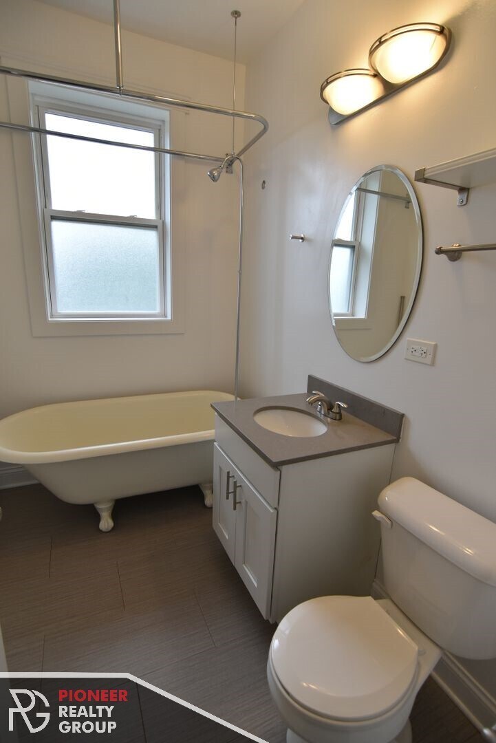 Building Photo - 706 W Buckingham Pl