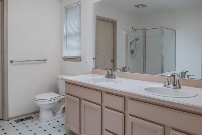 Building Photo - Beautiful home in private cul-de-sac on Gl...