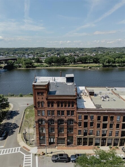 Building Photo - 155 S River St