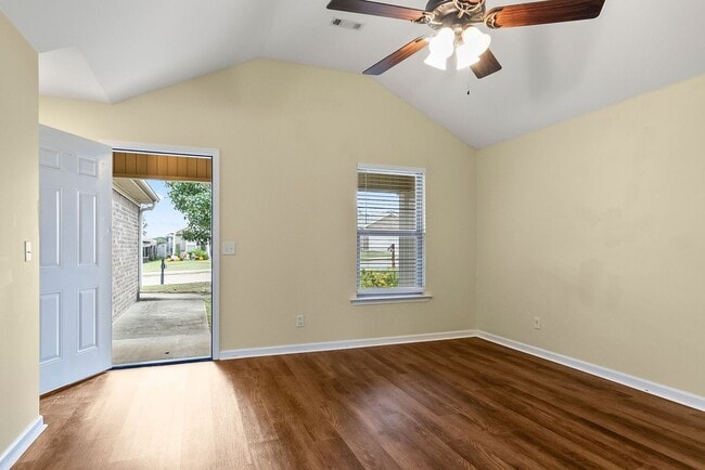 Building Photo - Nice 3 Bed 2 Bath Available in August! Book Your Tour Today!