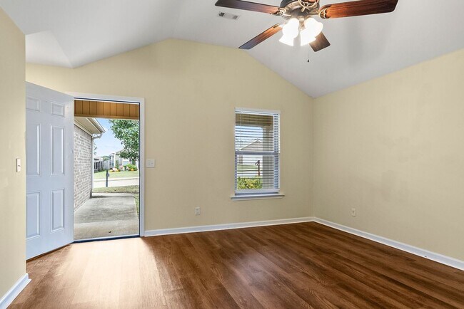 Building Photo - Nice 3 Bed 2 Bath Available Now! Book Your Tour Today!