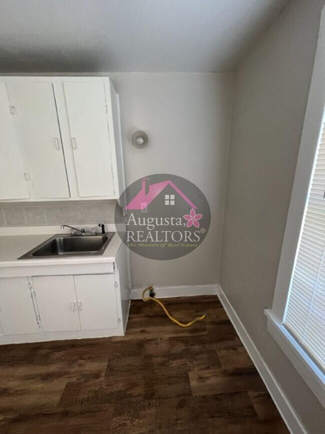 Building Photo - Adorable One Bedroom Duplex!