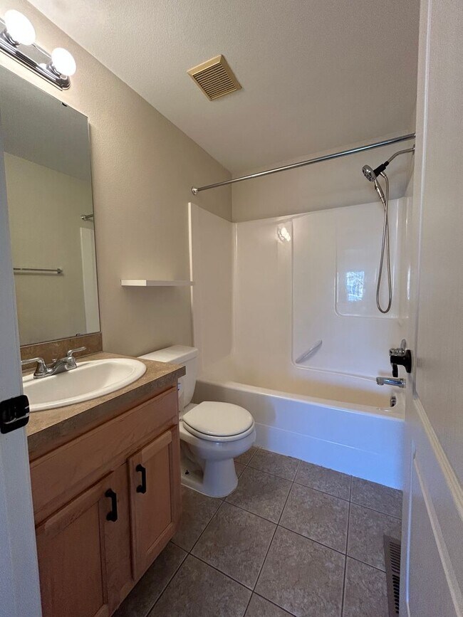 Building Photo - 4 bed, 2.5 ba - Golf Course living in Horn Rapids