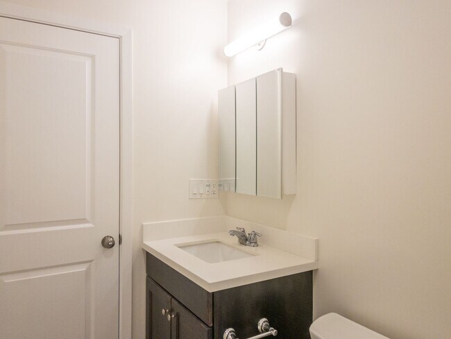 Building Photo - 2BD 1BA Recently Renovated Unit! Parking! PROGRESSIVE