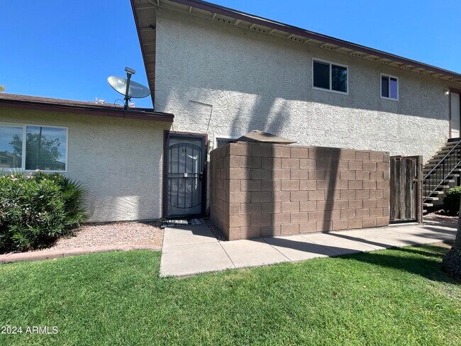 Building Photo - 860 E Brown Rd