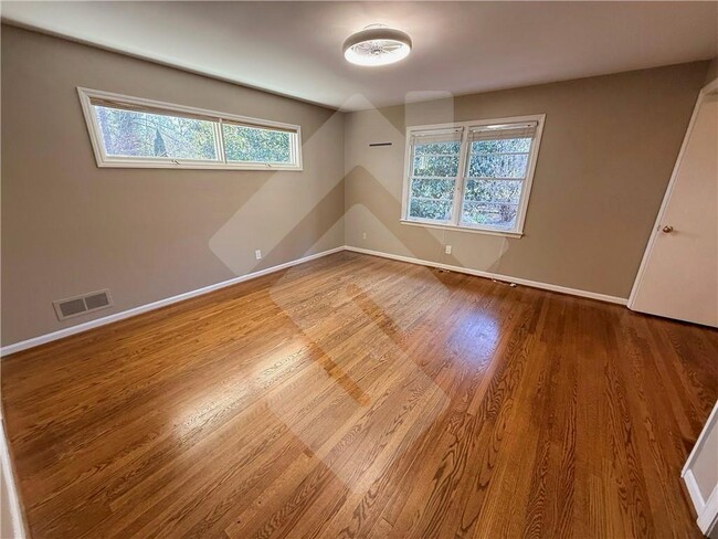 Building Photo - 140 Spring Dr