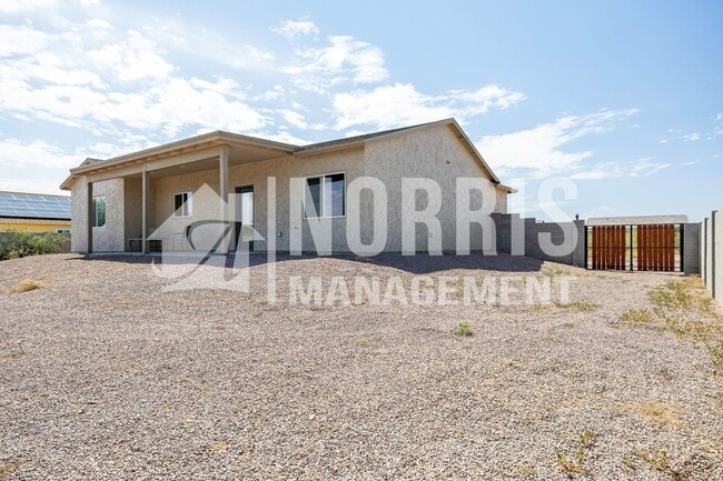 Building Photo - Beautiful Upgraded Home with Furnishings i...