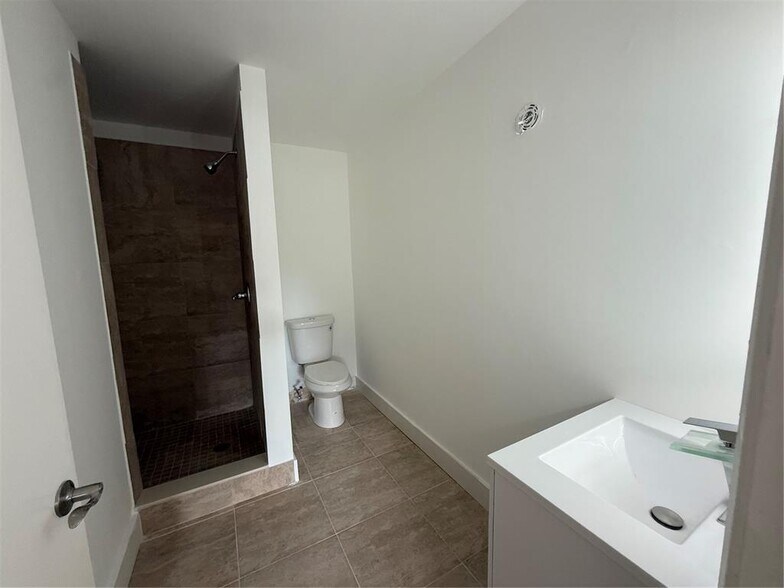 Building Photo - 15749 Woodgate Ct