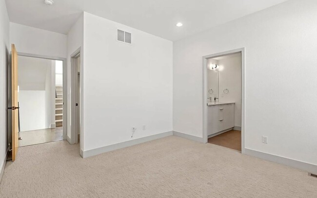 Building Photo - 2 Bedroom Townhome in the Heart of Rino!