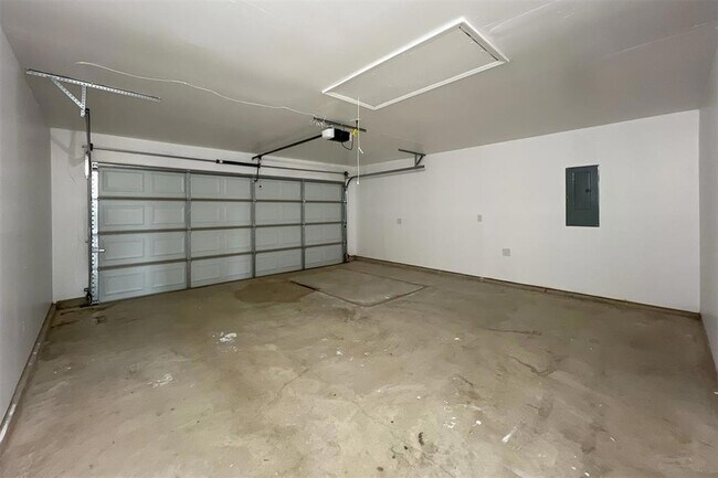 Building Photo - 4301 Driftwood Dr