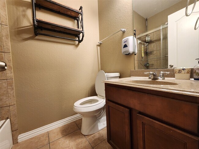 Building Photo - 4422 Meadow Way Dr