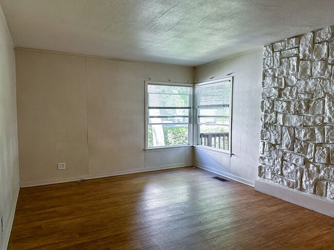Building Photo - 5 Bedrooms and 3 Bathrooms!