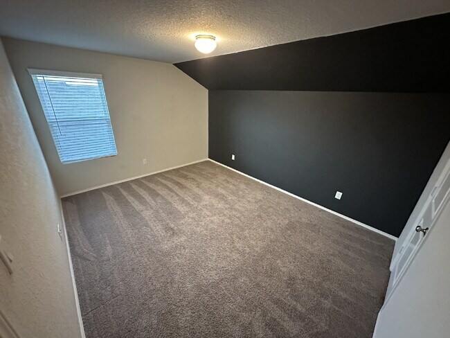 Building Photo - Spacious 5 Bedroom, 3.5 Bath Home with 2,6...