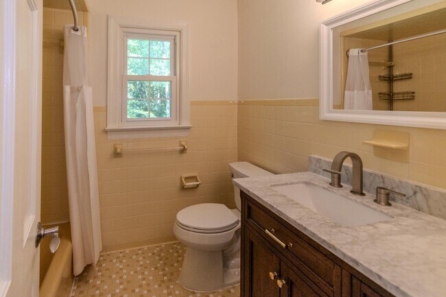 Building Photo - 428 Ingleside Dr