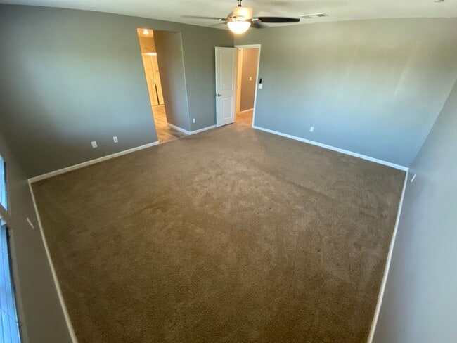 Building Photo - Beautiful home in desirable neighborhood for rent in Visalia CA