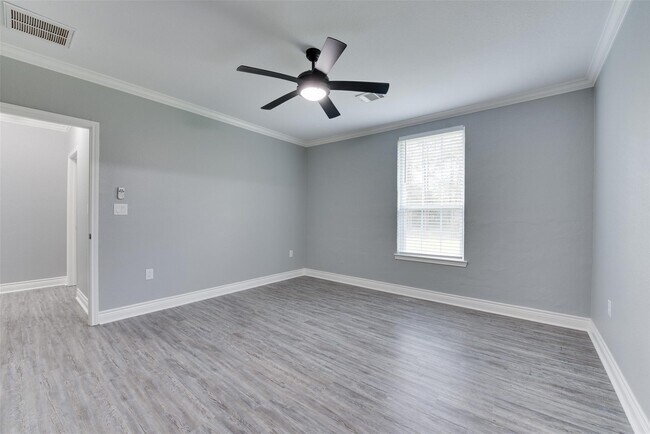 Building Photo - 10622 Rustling Oaks Dr