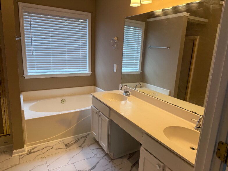 Building Photo - 13918 Laurel Trace Dr