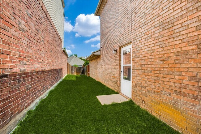 Building Photo - 3021 Sawtooth Dr
