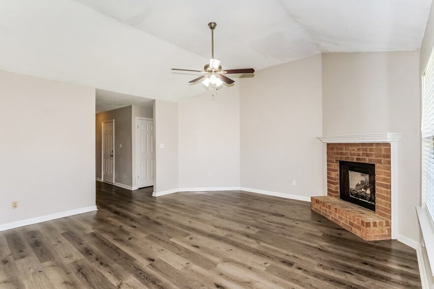 Building Photo - 7550 Roundleaf Dr