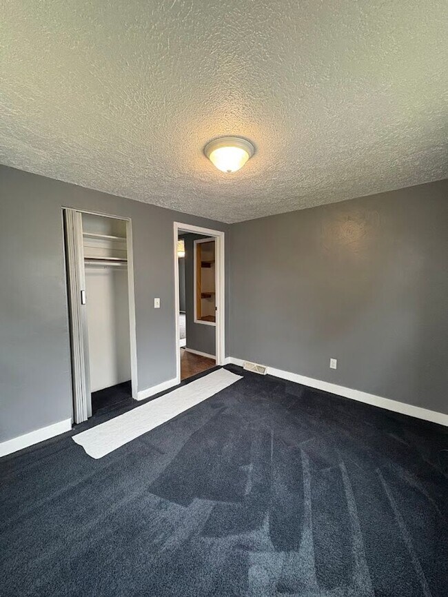 Building Photo - Two bedroom one bathroom home for rent