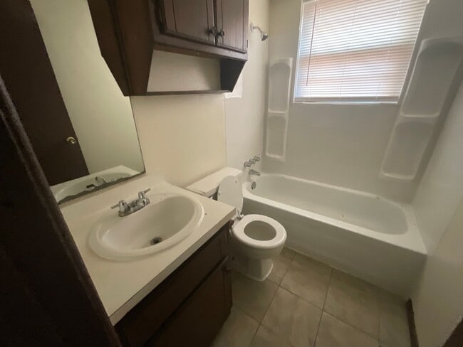 Building Photo - 3 bedroom 1 1/2 bath